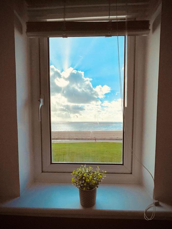 Sea View Apartment At The Beach! Llanelli Exterior photo